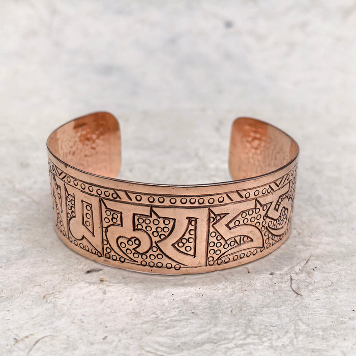 Bracciale di Rame con Mantra Om Mani Padme Hum — Edizione Artigianale