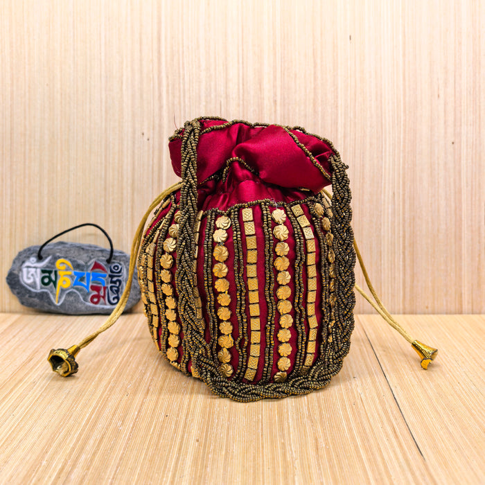 Borsa Potli Indiana bordo in Tessuto di Sari con Ricami Perline Dorate