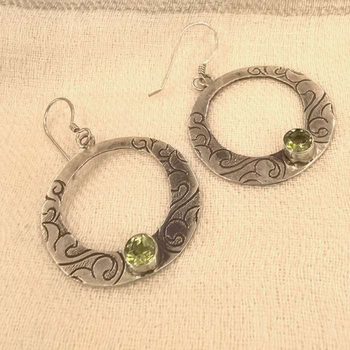 Orecchini a Cerchio con Peridoto –