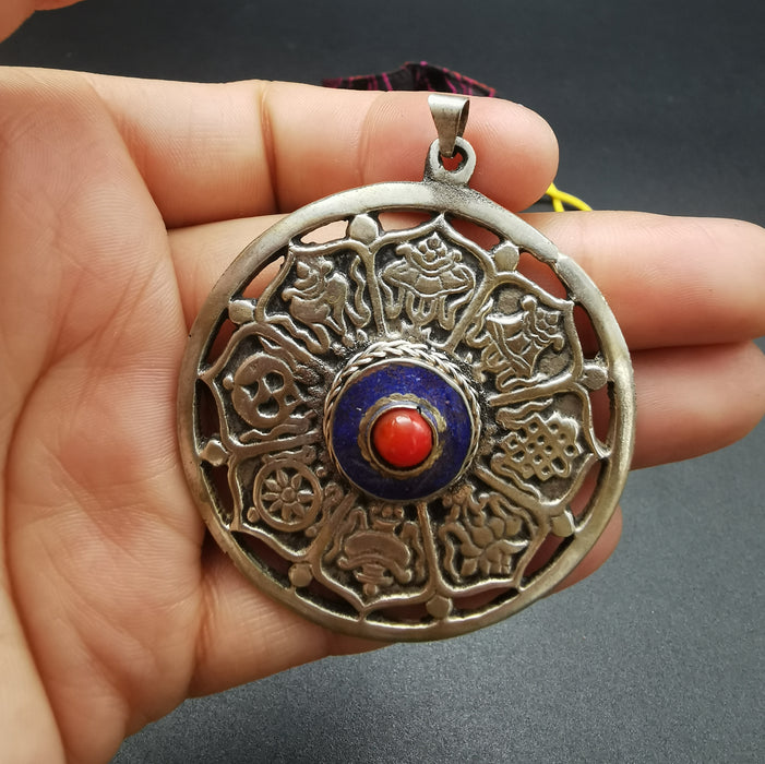 ciondolo tibetana con 8 simoboli di  buon auspicio
