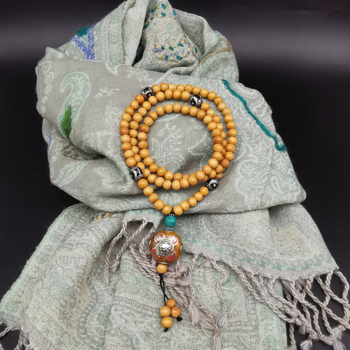 Collana mala con sandalo e pietre di Luna